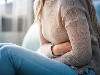 Femme se tenant le ventre
