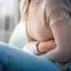 Femme se tenant le ventre